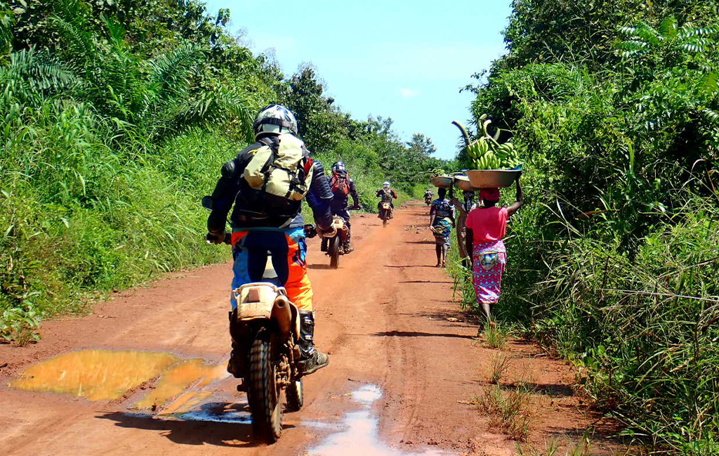 raid moto découverte Afrique - Pistes pimentées au Togo, entouré de végétations denses